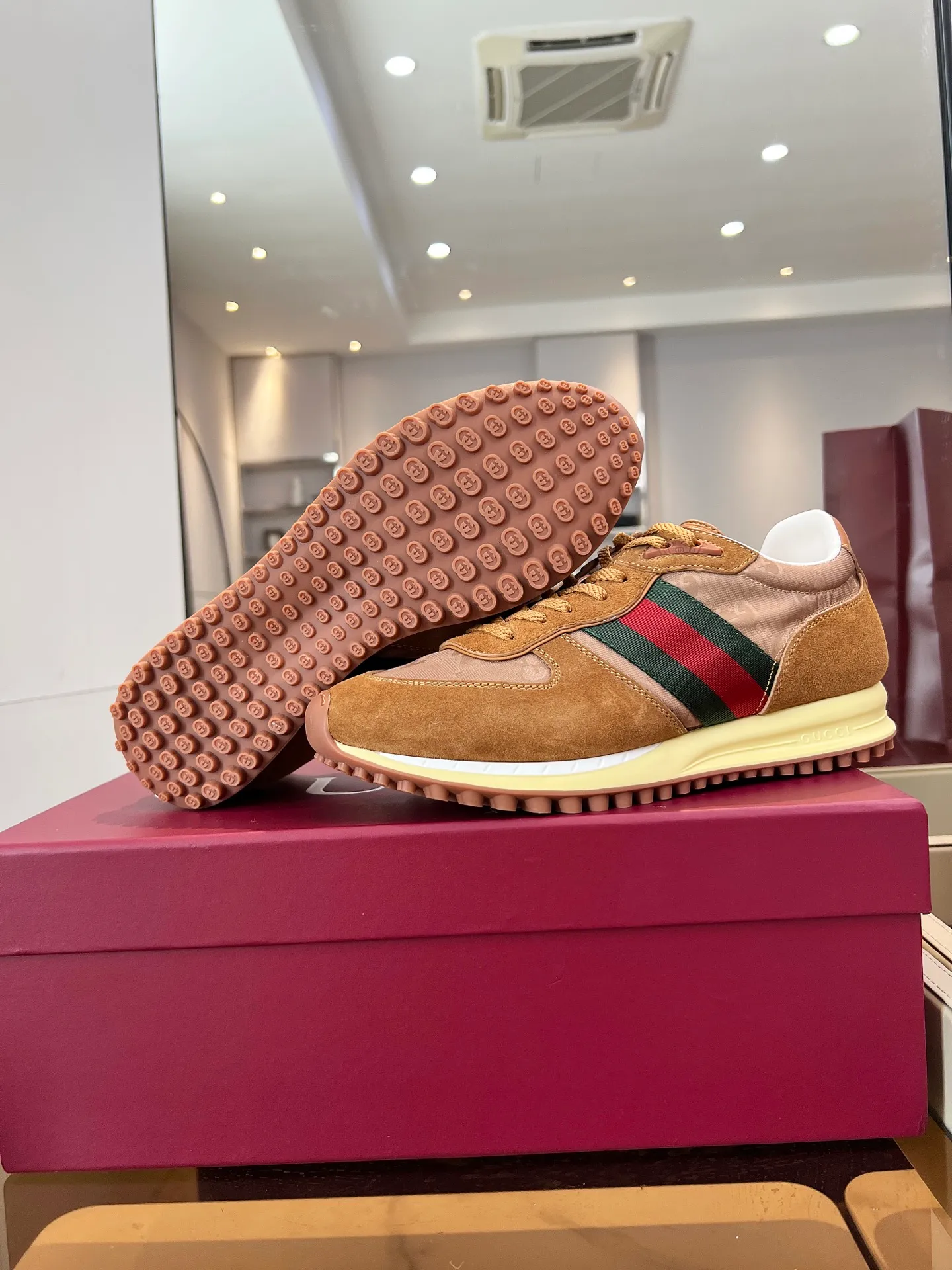 [G Home] P: 660💰 Men's Size: 40-44 (45 custom-made) GUCCI Gucci New Style When classic craftsmanship meets lazy fashion, this pair of Gucci men's casual shoes is the answer to refresh your wardrobe! The shoe body is made of soft calfskin and breathable fabric. Every step is as light as a cloud. The Italian tailoring releases the freedom of your feet, making daily travel a luxurious and comfortable experience. The iconic GG Supreme print on the side of the shoe low-key tells the brand's genes, and the metal horsebit embellishes the tongue, instantly lighting up the minimalist design; the contrasting webbing on the heel adds a smart layer, and the rubber serrated sole combines retro texture with modern anti-slip performance. Whether paired with jeans, a dress or wide-leg trousers, it can be the finishing touch of a look - languid yet sophisticated, effortless yet edgy.